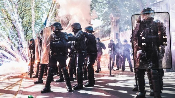 Même à son âge Bodiel remet à sa place un célèbre journaliste gonflé et sournois... Même à son âge Bodiel remet à sa place un célèbre journaliste gonflé et sournois...