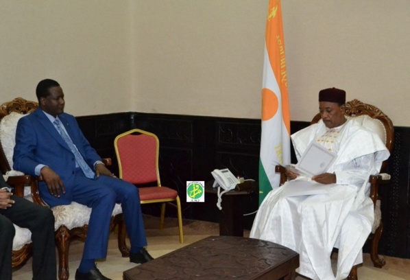 Le ministre de l'environnement remet un message du Chef de l'Etat à son homologue nigérien Le ministre de l'environnement remet un message du Chef de l'Etat à son homologue nigérien