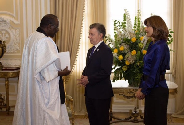 Notre ambassadeur en Colombie présente ses lettres de Créance au Président Juan Manuel Santos Notre ambassadeur en Colombie présente ses lettres de Créance au Président Juan Manuel Santos