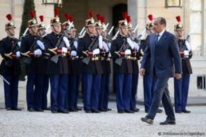 L’ignorance et le complexe de certains maures salissent la visite d’Aziz à Paris…