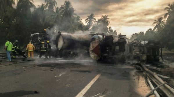 Mexique: explosion d'un camion-citerne dans un accident, au moins 24 morts Mexique: explosion d'un camion-citerne dans un accident, au moins 24 morts
