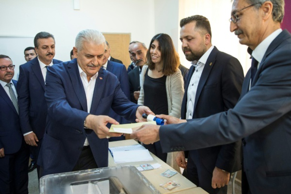 Référendum en Turquie: le Premier ministre revendique la victoire du oui Référendum en Turquie: le Premier ministre revendique la victoire du oui