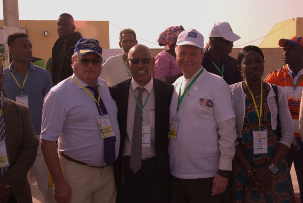 le directeur du marathon entre l'ambassadeur de Russie à gauche et celui des USA le directeur du marathon entre l'ambassadeur de Russie à gauche et celui des USA