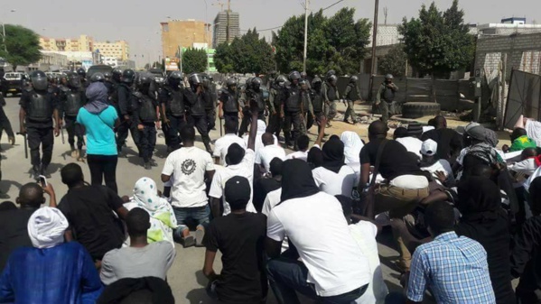 Mauritanie-La marche pacifique des jeunes réprimée par la police (photos et liste des arrêtés) Mauritanie-La marche pacifique des jeunes réprimée par la police (photos et liste des arrêtés)