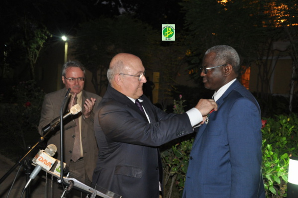 Le ministre de l’enseignement supérieur décoré de la médaille de chevalier de la Légion d’Honneur française Le ministre de l’enseignement supérieur décoré de la médaille de chevalier de la Légion d’Honneur française