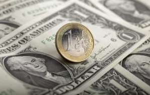 L'euro recule face au dollar, prudence avant l'élection française L'euro recule face au dollar, prudence avant l'élection française