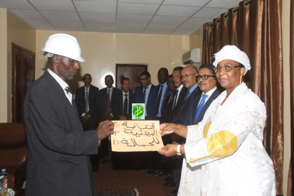 La ministre de la fonction publique reçoit les plate- formes revendicatives des centrales syndicales et syndicats La ministre de la fonction publique reçoit les plate- formes revendicatives des centrales syndicales et syndicats