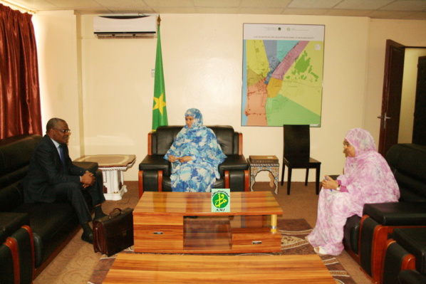 La ministre du commerce reçoit le commissaire de la CEDEAO chargé du commerce La ministre du commerce reçoit le commissaire de la CEDEAO chargé du commerce