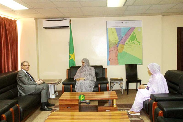 La ministre du commerce reçoit l'ambassadeur d'Espagne La ministre du commerce reçoit l'ambassadeur d'Espagne