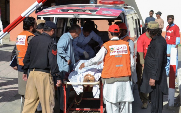 Explosion au Pakistan: au moins 17 morts, des blessés dont un sénateur Explosion au Pakistan: au moins 17 morts, des blessés dont un sénateur