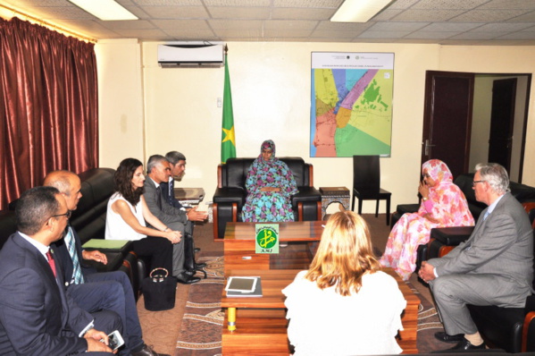 La ministre du commerce reçoit une mission du conseil municipal de Tenerife La ministre du commerce reçoit une mission du conseil municipal de Tenerife