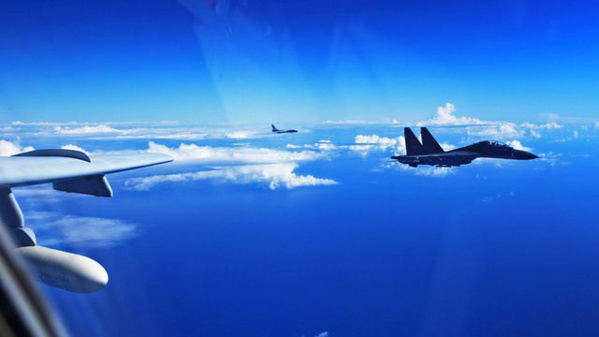 Deux chasseurs chinois interceptent un avion militaire américain Deux chasseurs chinois interceptent un avion militaire américain