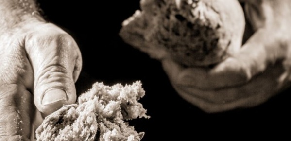 Distribution de quantités de produits alimentaires au profil des familles nécessiteuses Distribution de quantités de produits alimentaires au profil des familles nécessiteuses