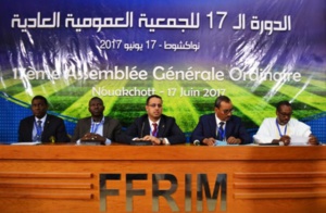 La veille de la finale, le 17 juin 2017, le président de la FFRIM menace le FC Tevragh-Zeina de représailles s’il ne dispute pas la finale. De gauche à droite : Pape Amghar, Baliou Diagana, Ahmed Yahya, Mohamed MBeirick et Massa Diarra (Crédit photo ; FFRIM) La veille de la finale, le 17 juin 2017, le président de la FFRIM menace le FC Tevragh-Zeina de représailles s’il ne dispute pas la finale. De gauche à droite : Pape Amghar, Baliou Diagana, Ahmed Yahya, Mohamed MBeirick et Massa Diarra (Crédit photo ; FFRIM)