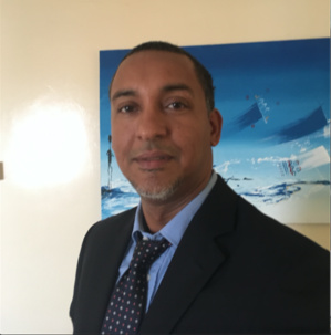 Tout à l’heure à l’aéroport, le policier a trouvé cet européen suspect… Tout à l’heure à l’aéroport, le policier a trouvé cet européen suspect…