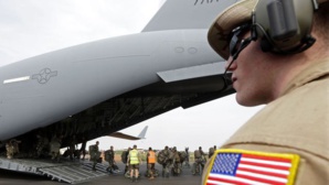 Tout à l’heure à l’aéroport, le policier a trouvé cet européen suspect… Tout à l’heure à l’aéroport, le policier a trouvé cet européen suspect…