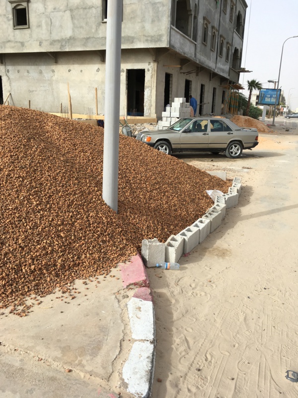 Désormais une construction pirate aveugle le commissariat devant l'ambassade du Sénégal... Désormais une construction pirate aveugle le commissariat devant l'ambassade du Sénégal...