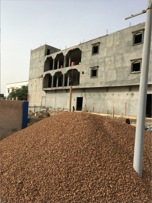 Désormais une construction pirate aveugle le commissariat devant l'ambassade du Sénégal... Désormais une construction pirate aveugle le commissariat devant l'ambassade du Sénégal...