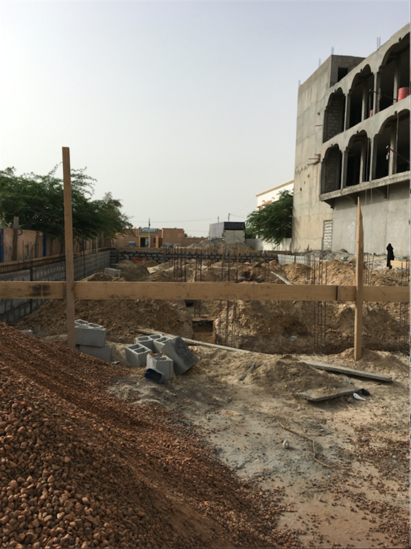 Désormais une construction pirate aveugle le commissariat devant l'ambassade du Sénégal... Désormais une construction pirate aveugle le commissariat devant l'ambassade du Sénégal...