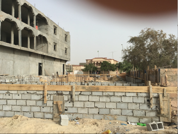 Désormais une construction pirate aveugle le commissariat devant l'ambassade du Sénégal... Désormais une construction pirate aveugle le commissariat devant l'ambassade du Sénégal...