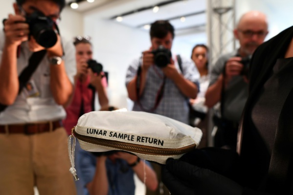 La pochette où Neil Armstrong a mis des bouts de lune vendue 1,8 million de dollars