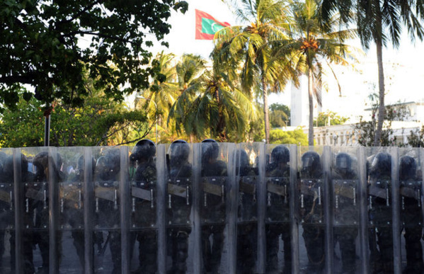 Maldives: le Parlement bouclé par l'armée Maldives: le Parlement bouclé par l'armée