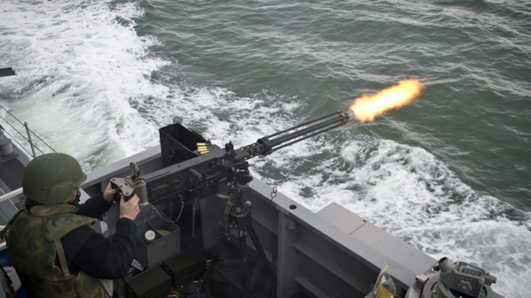 Coups de semonce d'un navire américain contre un vaisseau iranien Coups de semonce d'un navire américain contre un vaisseau iranien