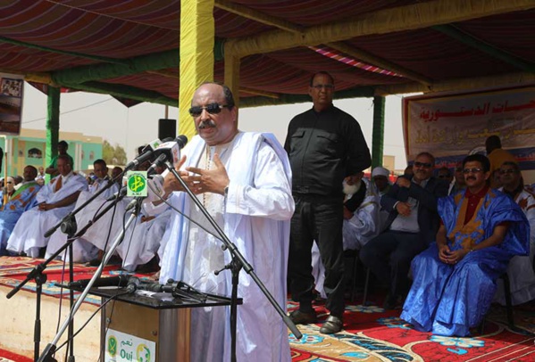 Le Président de la République affirme dans un important meeting populaire à Kiffa que les deux bandeaux rouges proposés dans le drapeau symbolisent la reconnaissance à tous nos martyrs y compris ceux de Lemgheity, Tourine et El Ghalawiya Le Président de la République affirme dans un important meeting populaire à Kiffa que les deux bandeaux rouges proposés dans le drapeau symbolisent la reconnaissance à tous nos martyrs y compris ceux de Lemgheity, Tourine et El Ghalawiya