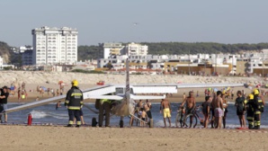 Portugal: 2 morts dans l'atterrissage d'un avion de tourisme sur une plage bondée Portugal: 2 morts dans l'atterrissage d'un avion de tourisme sur une plage bondée