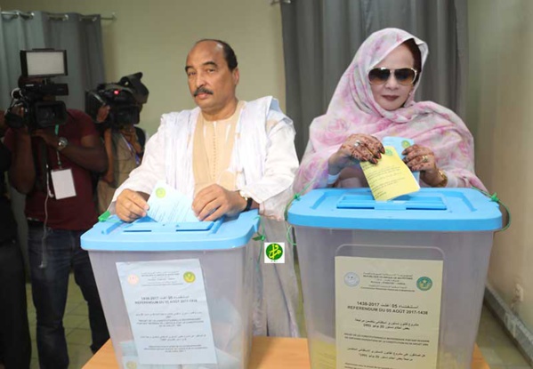 Le Président de la République et son épouse votent dans le bureau des domaines dans la wilaya de Nouakchott Ouest