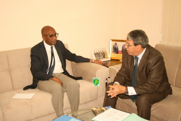 Le ministre de la Santé reçoit l’ambassadeur d’Algérie accrédité en Mauritanie