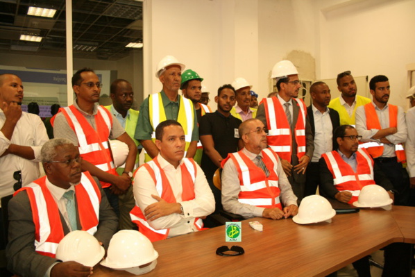 Le ministre du pétrole, de l'énergie et des mines visite le centre de contrôle et la station solaire photovoltaïque de 50 Megawatts Le ministre du pétrole, de l'énergie et des mines visite le centre de contrôle et la station solaire photovoltaïque de 50 Megawatts