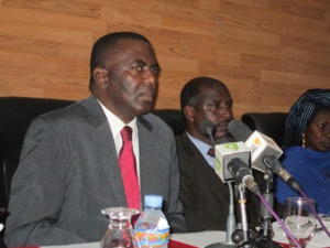 Bandes rouges au drapeau national : « Ould Abdel Aziz instrumentalise cette affaire de martyrs, en valorisant des tueurs, brigands, coupeurs de route et racistes », dixit Birame ould Dah Bandes rouges au drapeau national : « Ould Abdel Aziz instrumentalise cette affaire de martyrs, en valorisant des tueurs, brigands, coupeurs de route et racistes », dixit Birame ould Dah