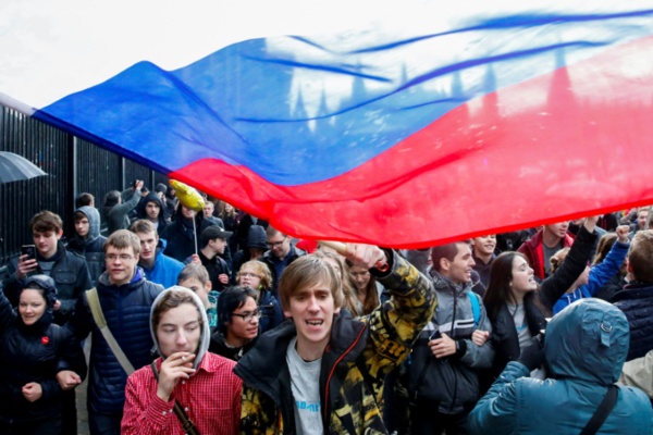 Russie: au moins 270 arrestations lors de manifestations pour l'anniversaire de Poutine Russie: au moins 270 arrestations lors de manifestations pour l'anniversaire de Poutine