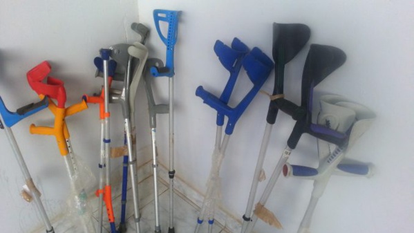 Fondation Okota – Donation de huit (08) paires de béquille par l’ONG BARAKA CITY Fondation Okota – Donation de huit (08) paires de béquille par l’ONG BARAKA CITY