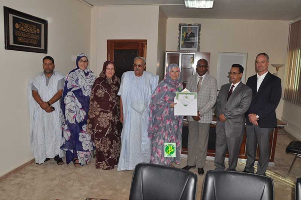 Le ministre de la santé décore la directrice de l’Hôpital de l’amitié de Chinguitty Le ministre de la santé décore la directrice de l’Hôpital de l’amitié de Chinguitty