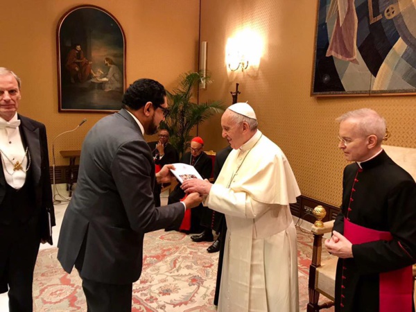 Cheikh Mahfoudh Ould Beya reçu par le pape au nom de son père