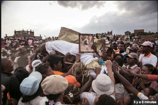 A Madagascar, le succès du "retournement des morts", malgré la peste A Madagascar, le succès du "retournement des morts", malgré la peste