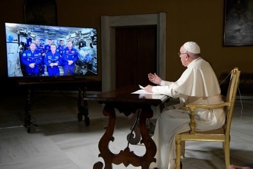 Conversation philosophique sur l'univers entre le pape et l'équipage de l'ISS Conversation philosophique sur l'univers entre le pape et l'équipage de l'ISS