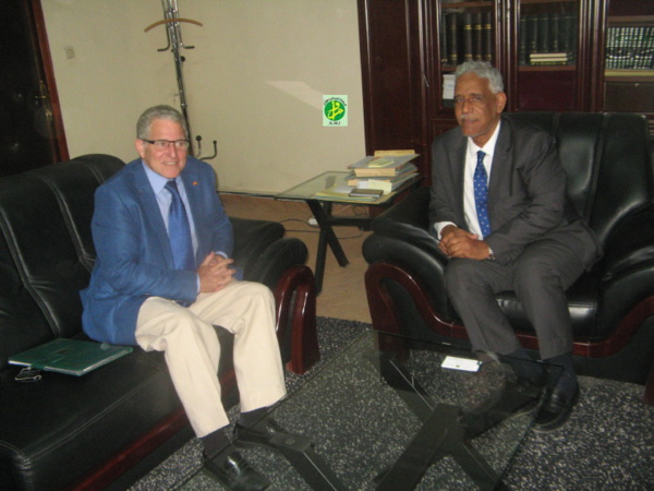 Le ministre de la justice reçoit l'ambassadeur d'Espagne Le ministre de la justice reçoit l'ambassadeur d'Espagne