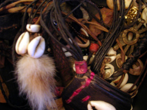 Mauritanie : Découverte de gris-gris devant le domicile d’une ministre de Yahya Ould Hademine Mauritanie : Découverte de gris-gris devant le domicile d’une ministre de Yahya Ould Hademine