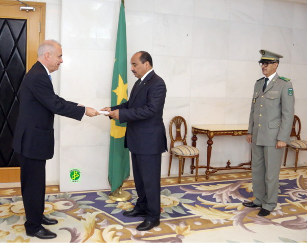 Le Président de la République reçoit les lettres de créances de l'ambassadeur de la Grèce Le Président de la République reçoit les lettres de créances de l'ambassadeur de la Grèce