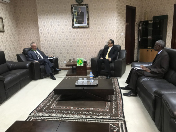 Le ministre des affaires étrangères décore l’ambassadeur des Etats Unis d’Amérique Le ministre des affaires étrangères décore l’ambassadeur des Etats Unis d’Amérique