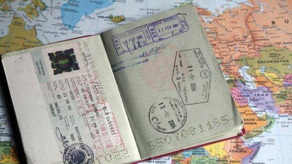 Des émigrés mauritaniens en Espagne protestent contre le visa de transit de 3 jours du Maroc Des émigrés mauritaniens en Espagne protestent contre le visa de transit de 3 jours du Maroc