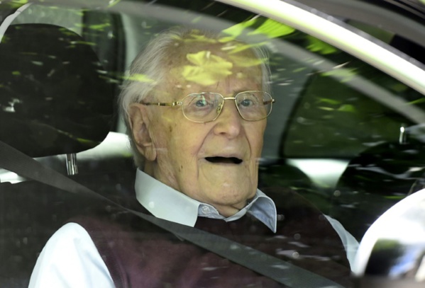 L'Allemagne envoie un ancien comptable d'Auschwitz de 96 ans en prison L'Allemagne envoie un ancien comptable d'Auschwitz de 96 ans en prison