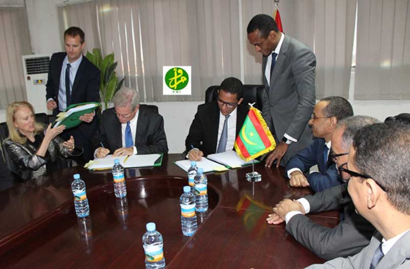 Le ministre du Pétrole signe avec le président d’EXXON Mobil trois contrats de recherche et de production