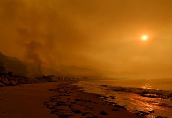 Les flammes atteignent Los Angeles et ses luxueux quartiers