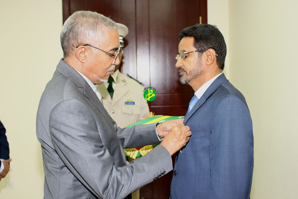 Le Premier ministre décore le conseiller juridique à la Primature Le Premier ministre décore le conseiller juridique à la Primature