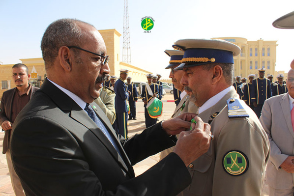 Le ministre de l'Intérieur et de la Décentralisation décore, au nom du Président de la République, des fonctionnaires de son département Le ministre de l'Intérieur et de la Décentralisation décore, au nom du Président de la République, des fonctionnaires de son département