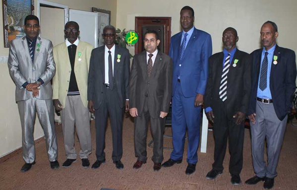 Le ministre de l’environnement décore des fonctionnaires de son département Le ministre de l’environnement décore des fonctionnaires de son département